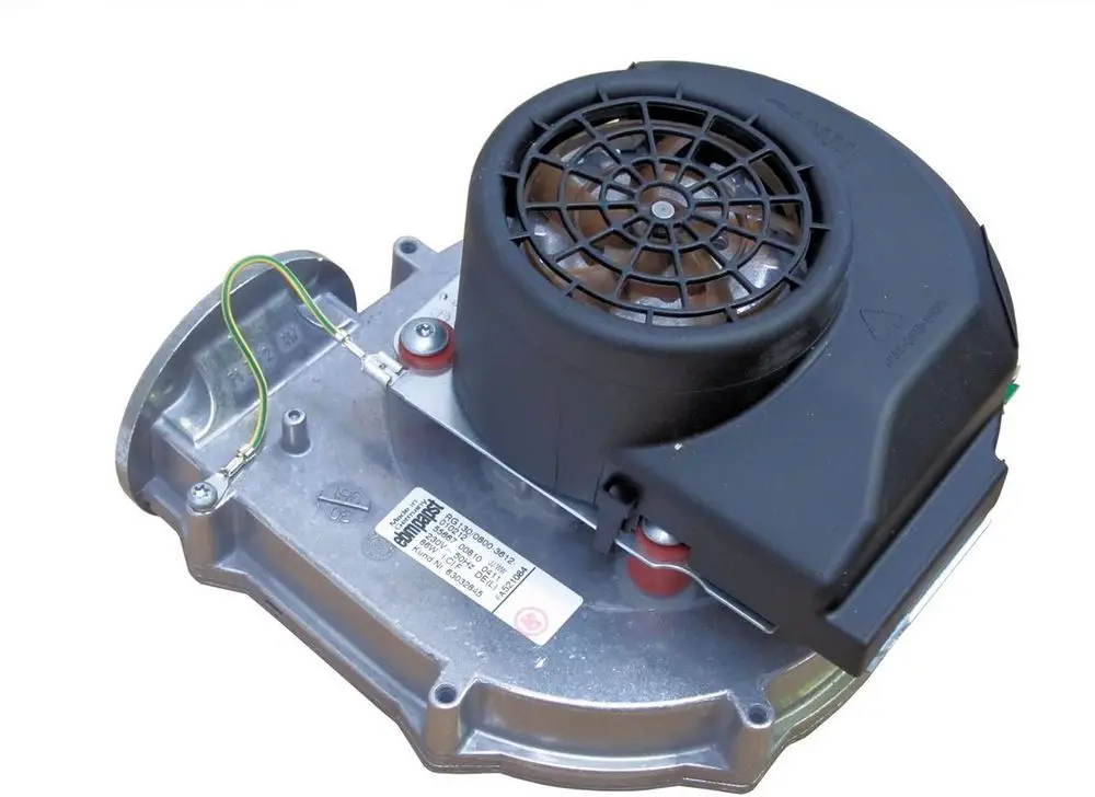 BOSCH Verbrennungsluftgebläse mit einem robusten Gehäuse und einem runden Lüfterantrieb. Kabelanschlüsse und Montagemöglichkeiten sind sichtbar.